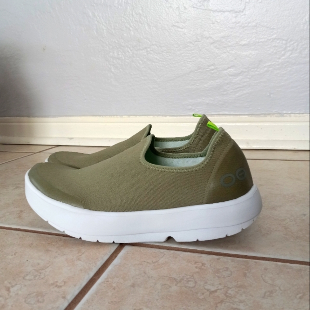 OOFOS Women's OOMG Low EeZee Recovery Shoes Sage Green White 10US